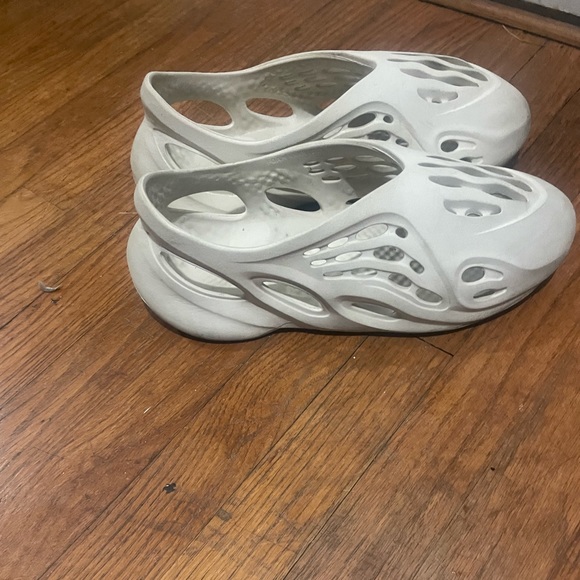 Yeezy Foamrunner Size 12 - Picture 4 of 5